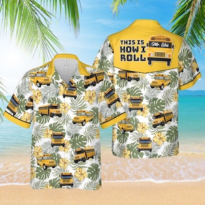 Puede incluir: Camisa hawaiana amarilla y blanca con un estampado repetido de autobuses escolares amarillos, hojas verdes y flores amarillas. La camisa tiene cuello y ribetes amarillos. El texto "THIS IS HOW I ROLL" y "Mr. Wes" está impreso en la espalda.