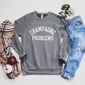 Champagne Problems Bella Canvas Sweatshirt | Unisex Fleece Raglan | Mysig fritidskläder | Perfekt present till vinälskare | Nyårsafton
