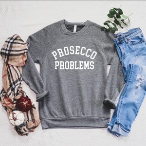 Prosecco Problems Bella Canvas Raglan Unisex Sweatshirt, Mysiga höstkläder, Vinälskare, Möhippa, Tjejkväll, Möhippa
