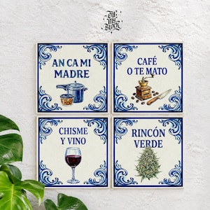 Puede incluir: Cuatro azulejos cuadrados de cerámica con bordes decorativos azules y fondo blanco. Cada azulejo presenta texto azul e ilustraciones: una olla a presión, un molinillo de café con cuchillo, una copa de vino y un cogollo verde con etiquetas.