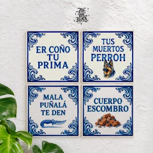 Puede incluir: Cuatro azulejos cuadrados de cerámica con fondo blanco y bordes decorativos azules. Cada azulejo presenta texto azul en español: ER COÑO TU PRIMA, TUS MUERTOS PERROH con un pastor alemán, MALA PUÑALÁ TE DEN con un cuchillo y CUERPO ESCOMBRO con un montón de ladrillos.