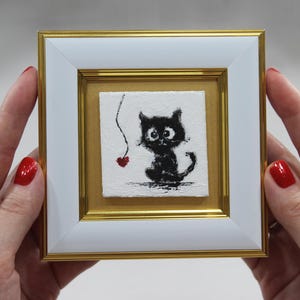 Gato preto engraçado com coração – Mini pintura magnética emoldurada – Presente original em acrílico – Decoração caprichosa de 4,3"