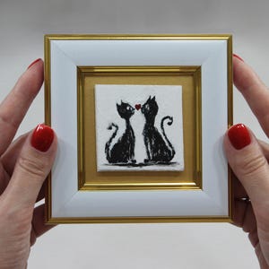 Casal de gatos pretos – Mini pintura emoldurada – Arte magnética romântica – Presente de 4,3” para casamento, parceiro ou amante de gatos