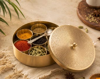 Caja de especias de latón hecha a mano, con 7 compartimentos, tapa grabada de 12,7 cm, ideal para la decoración de la cocina india.
