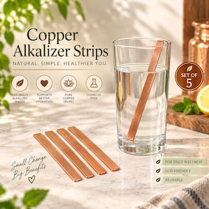 Puede incluir: Un juego de cinco tiras rectangulares de cobre para alcalinizar el agua. Una tira está dentro de un vaso de agua transparente, mientras que cuatro tiras yacen planas sobre una superficie. El texto dice Copper Alkalizer Strips, Natural, Simple, Healthier You, Set of 5, Small Change Big Benefits, For Daily Wellness, Eco-Friendly y Reusable.