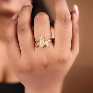 Minimalist Gold Bee Ring, Delicate Bee ring, Gold Ring for Women, Dainty Thumb Ring, Simple Bumble Bee Jewelry Gift, Unique Statement Ring