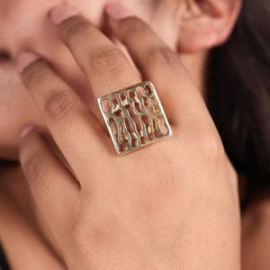 Bague tendance quadrillage abstrait : motif carré ajouré en laiton,