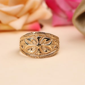 Anillo con grabado floral, anillo de oro vintage, joyería de estilo antiguo, anillo de oro ornamentado, anillo con patrón botánico, anillo elegante, diseño de anillo barroco.