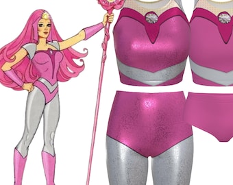 Op de afbeelding: Een tweedelige sportoutfit bestaande uit een roze en zilveren crop top met een mesh halslijn en een centraal edelsteendetail, gecombineerd met bijpassende high-waisted shorts. De set heeft een metallic afwerking en een illustratie.