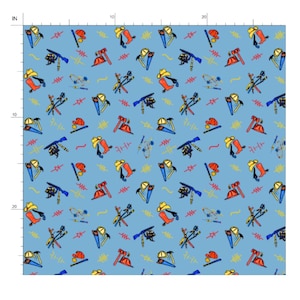 Op de afbeelding: Een lichtblauwe stof met een herhaald patroon van cowboyhoeden, laarzen, zagen, hamers, geweren en andere gereedschappen in rood, geel en blauw. Het ontwerp bevat golvende lijnen en andere kleine grafische elementen.