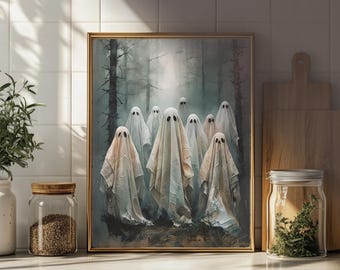 Puede incluir: Una obra de arte enmarcada representa un grupo de figuras fantasmales en un bosque brumoso. Los fantasmas, envueltos en sábanas blancas, tienen ojos oscuros y huecos. La obra está enmarcada en oro, creando una escena espeluznante y atmosférica, ideal para la decoración de Halloween.