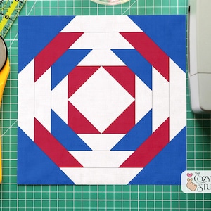 Könnte beinhalten: Weißer Keramikbecher mit schwarzem Henkel und dem Text "But First, Coffee" in schwarzer Schrift. Der Becher steht vor einem verschwommenen Hintergrund, der eine gemütliche Atmosphäre andeutet.