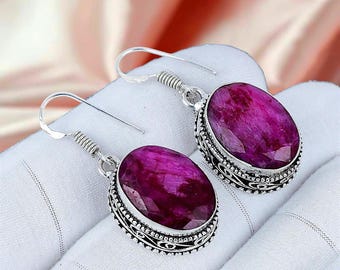Brincos de prata de lei com rubi simulado, design oval pendente.