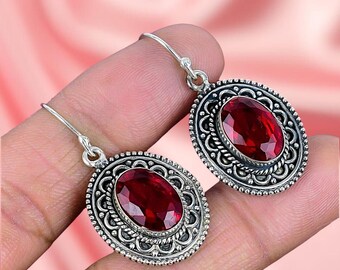 Brincos de prata esterlina com rubi, estilo oval pendente.