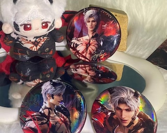 Puede incluir: Un muñeco de peluche negro y rojo y tres botones redondos. Los botones muestran un personaje masculino con cabello blanco, el nombre "Sylus" y texto chino. Los botones tienen un efecto holográfico.