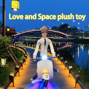 Może przedstawiać: Cyfrowy obraz osoby na białym skuterze na drewnianej promenadzie w nocy. Tekst "Love and Space plush toy" jest żółty. W tle most i woda. Scena jest oświetlona światłami.
