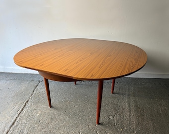 Rozkładany stół jadalny Schreiber Mid Century, blat z laminatu w stylu retro vintage z drewna tekowego, zwężane nogi, styl skandynawski, składany blat