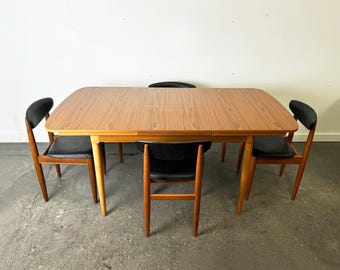 Schreiber uitschuifbare eettafel uit het midden van de eeuw met 4 bijpassende eetkamerstoelen