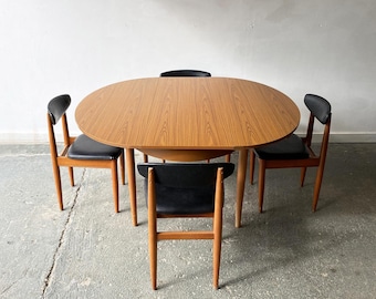 Middeleeuwse eettafel en stoelen van Schreiber