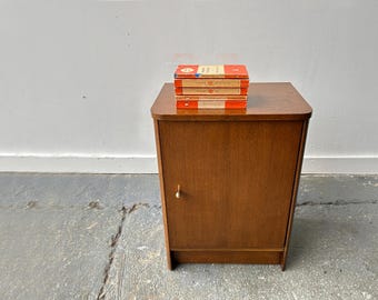 Een vintage klein nachtkastje uit het midden van de eeuw uit de jaren 60