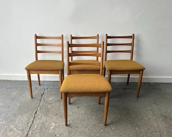 Set van vier Schreiber vintage eetkamerstoelen originele mosterdstof bekleding jaren 60-70