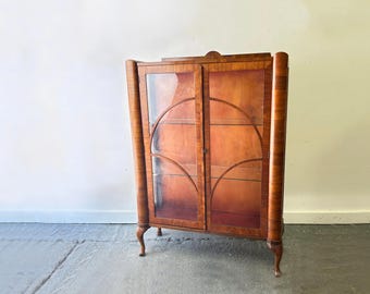 Originele Art Deco vitrinekast van notenhout met sierlijke cabriolepoten uit de jaren 1930.