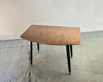 Klein vintage bijzettafeltje met messing ringen.