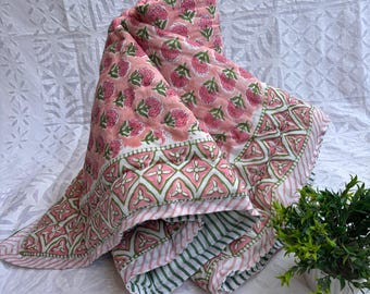 Handgeprinte babyquilt, biologisch katoen perzikkleurige bloemendeken (44 x 70)