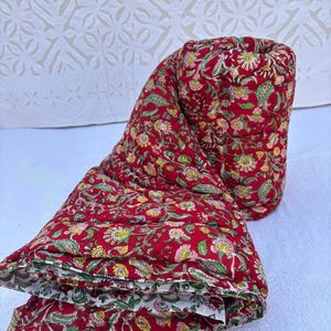 Red Living Green Floral Quilt, Indian Cotton Threads Making Razai, Ethnic Winter Warm Quilt, Throw Queen Size Bed Cover Light Weight Quilt