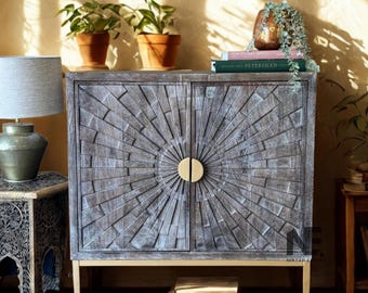 Aparador con mueble tipo aparador tallado a mano en madera de mango con diseño de rayos de sol, acabado en visón y detalles dorados.