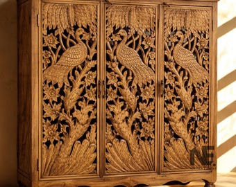 Armario ropero de madera tallada con diseño de pavo real y 3 puertas, hecho a medida.