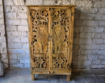 Armario a medida de madera de mango tallada con diseño de león