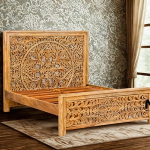 Estructura de cama de madera maciza de mango tallada a mano, cabecero y piecero ornamentados, tamaño Queen/King.