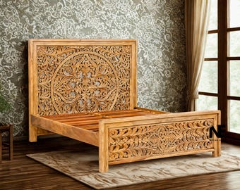 Estructura de cama de madera maciza de mango tallada a mano, tamaño Queen/King, cabecero y piecero ornamentados.