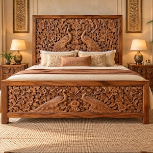 Estructura de cama con forma de pavo real tallada a mano en madera de mango con cabecero y piecero ornamentados con motivos florales y posibilidad de personalización de tamaño.