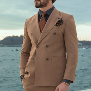 Bruin pak met dubbele rij knopen: blazer en broek met klep en revers, getailleerde pasvorm