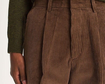 Pantalones plisados de pana marrón: pantalones retro de talle alto y pierna ancha.