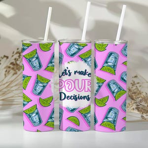 Könnte beinhalten: Drei rosa isolierte Becher mit weißen Strohhalmen. Die Becher zeigen ein Muster aus Tequila-Shots und Limettenspalten. Ein Becher hat den Text "Let's make POUR Decisions" in Pink und Blau.