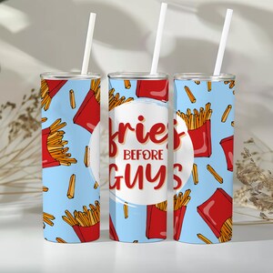 Könnte beinhalten: Drei blaue Isolierbecher mit weißen Strohhalmen. Die Becher weisen ein sich wiederholendes Muster aus roten Pommes-Boxen und goldenen Pommes Frites auf. Der mittlere Becher trägt den Text "Fries Before Guys" in Rot und Weiß.