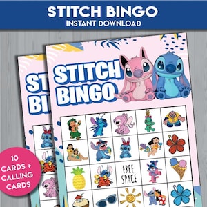 Op de afbeelding: Twee "Stitch Bingo" spelkaarten met een roze en blauw ontwerp. De kaarten bevatten illustraties van Stitch en andere personages. De tekst "Stitch Bingo" en "Instant Download" zijn zichtbaar. Een roze cirkel leest "10 kaarten + belkaarten".