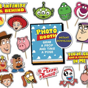 Könnte beinhalten: Eine Sammlung farbenfroher Foto-Booth-Requisiten mit Charakteren und Sätzen aus einem beliebten Animationsfilm. Enthält Charaktermasken, Sprechblasen und ein "Photo Booth"-Schild mit Text.