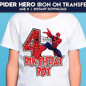 Puede incluir: Camiseta blanca con un diseño de Spider-Man. El diseño incluye el número 4 rojo con una telaraña, una figura de Spider-Man y las palabras "BIRTHDAY BOY" en rojo. El texto "SPIDER HERO IRON ON TRANSFER" está en la parte superior.