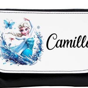 Puede incluir: Cartera en blanco y negro con una princesa de dibujos animados con un vestido azul, agua y una mariposa. El nombre "Camille" está escrito en negro sobre un fondo blanco. Accesorio infantil.