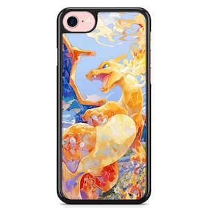 Puede incluir: Funda de teléfono negra con una vibrante ilustración de Charizard, una criatura naranja con forma de dragón. La obra de arte representa a Charizard con llamas y un fondo de cielo azul. La funda tiene un borde negro y una lente de cámara rosa.