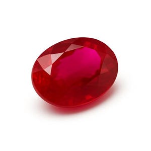Op de afbeelding: Een gefacetteerde, ovaalvormige robijn edelsteen. De edelsteen heeft een diepe, verzadigde rode kleur, met een gepolijst oppervlak dat licht reflecteert. De robijn is geplaatst tegen een witte achtergrond, wat de schittering en helderheid benadrukt. De edelsteen is een symbool van liefde en passie.