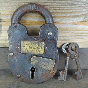 Artisan Owl Heavy Duty Cast Iron Alcatraz San Francisco Death Row Padlock Lock with Keys Shawshank Prison Antique Lock Movie Prop