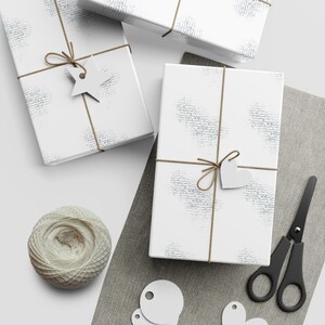 Verblassendes handgeschriebenes Geschenkpapier, weißer Blumendruck, umweltfreundliche Verpackung, Geburtstag