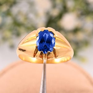 14 kt massief gouden tanzanietring voor heren – diepblauw-violet ovaal geslepen edelsteen – handgemaakte echt gouden ring voor hem – uniek en gedurfd statement.