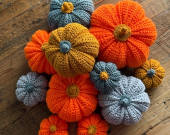 Calabazas de crochet hechas a mano: decoración de otoño, Halloween y un acogedor hogar otoñal.