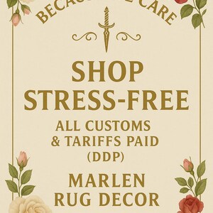 Puede incluir: Un letrero rectangular beige con detalles florales y texto. El letrero dice "BECAUSE WE CARE SHOP STRESS-FREE" y "MARLEN RUG DECOR". Rosas y capullos en tonos rojos y crema decoran las esquinas.